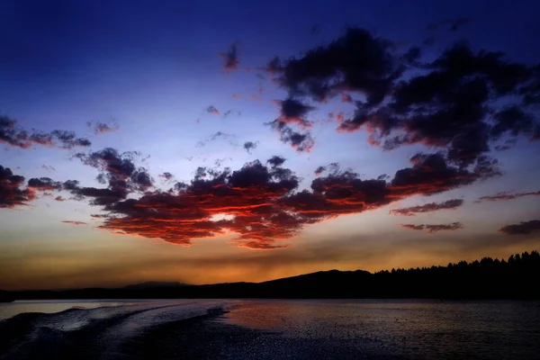 Sunset Lake Nuvens no céu — Fotografia de Stock