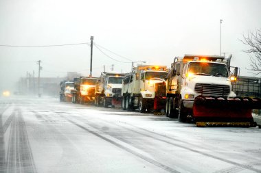 Fırtına için hazırlanıyor şiddetli Blizzard kar plows