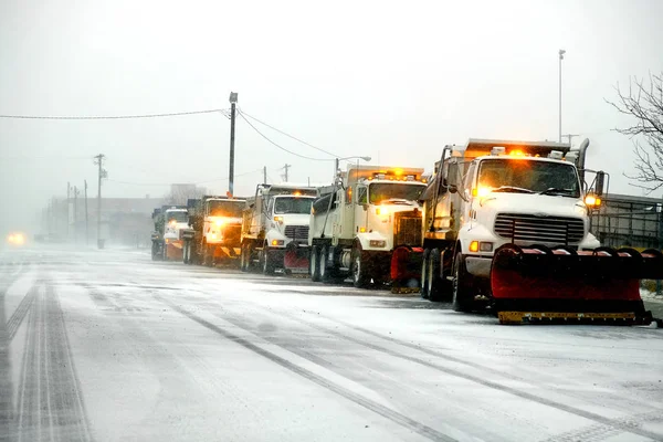 Flujos de nieve en la ventisca severa preparándose para la tormenta — Foto de Stock