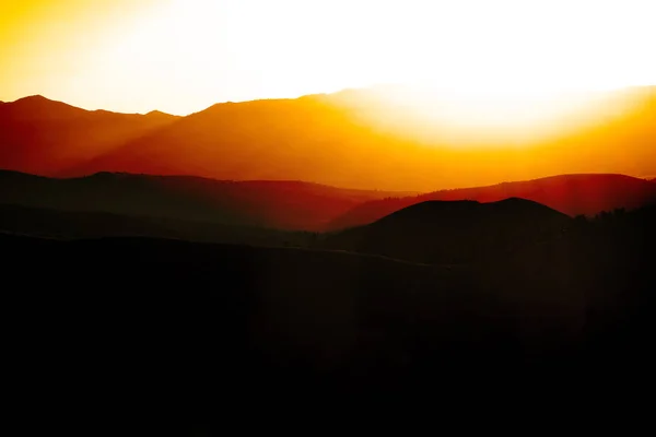 Zonsopgang of zonsondergang op de bergketen — Stockfoto