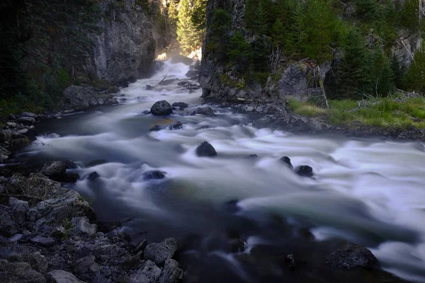 River in Wilderness Mountains Cascading Down Rocks in Riverbed — Stock Photo, Image