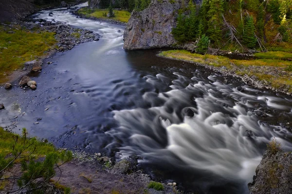 Rio em Montanhas Selvagens Cascading Down Rocks in Riverbed — Fotografia de Stock