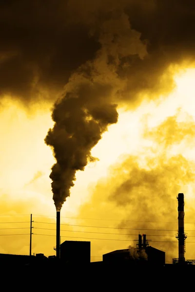 Fabrika veya elektrik santralinin bacalarından çıkan kirlilik ve duman — Stok fotoğraf