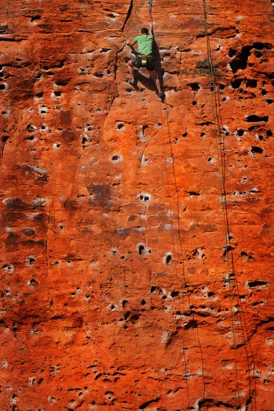 Rock Climbing op rode zandsteen voor Sport-Recreatie en plezier — Stockfoto