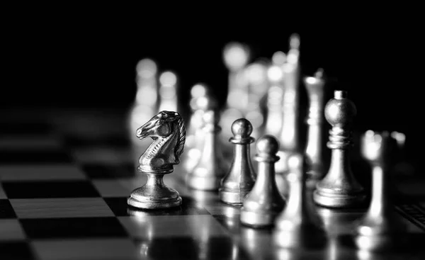 Stukken op schaakbord voor het spelen van spel en strategie — Stockfoto