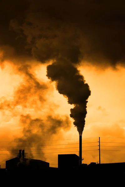 Fabrika veya elektrik santralinin bacalarından çıkan kirlilik ve duman — Stok fotoğraf
