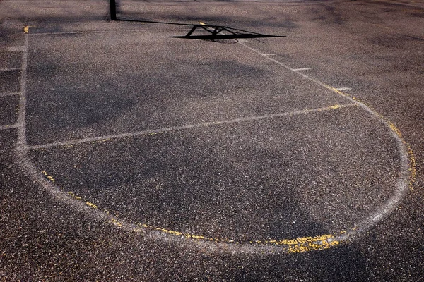 Beton Parktaki Gölgeli Şehir Basketbol Sahası — Stok fotoğraf