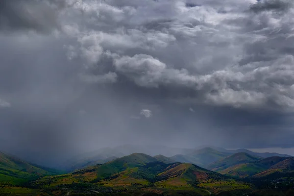 Λεπτομέρεια Βροχής Πάνω Από Βουνά Λόφους Την Άνοιξη Βροχές — Φωτογραφία Αρχείου