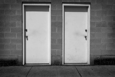 Hayattaki ya da işteki seçenekleri ve seçenekleri temsil eden iki kapı.