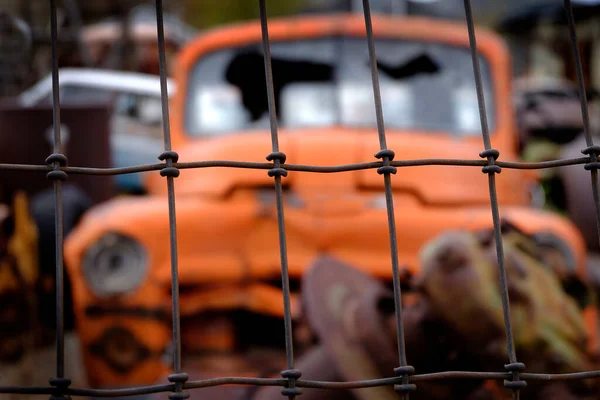 Junked Velho Carro Quebrado Atrás Cerca Arame Para Junkyard Segurança — Fotografia de Stock