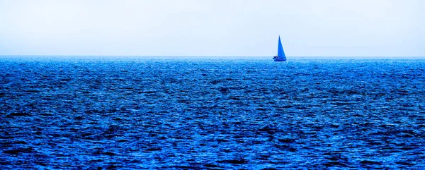 Único Veleiro Sozinho Oceano Azul — Fotografia de Stock