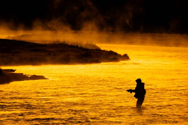 Silhouette Der Angelrute Flyfishing Reel Fluss Mit Goldenem Sonnenlicht — Stockfoto