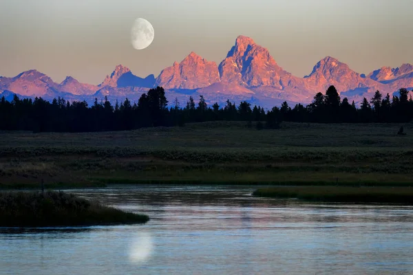 川と月とのテトン山脈テトンの最後の光を設定する日の詳細 — ストック写真