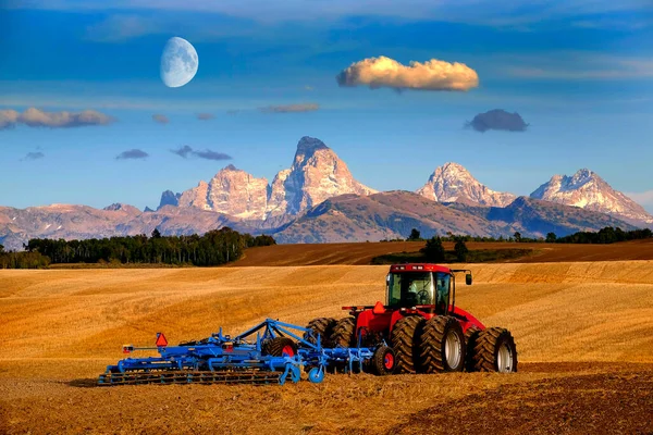 Tractor Equipment Farming Ground Harvest Crops Fall Autumn Teton Mountains — Stok Foto