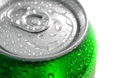 Taze soda ve su damlaları serin ve ferahlatıcı.