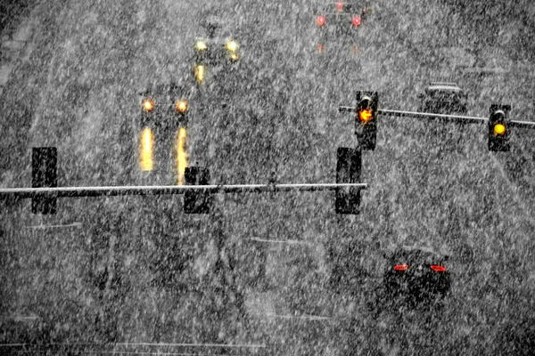 Vezetés Havon Havas Utakon Téli Közlekedési Lámpák Hóviharban — Stock Fotó