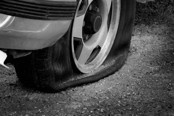 Stranded Flat Tire Roadway Car Vehicle Cannot Move — Stock Photo, Image