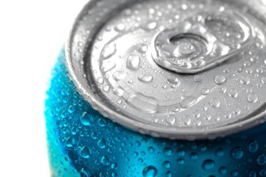 Taze soda ve su damlaları serin ve ferahlatıcı.