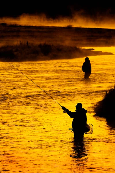 Silhouet Van Visserij Vliegvissen Hengel Haspel Rivier Met Gouden Zonlicht — Stockfoto