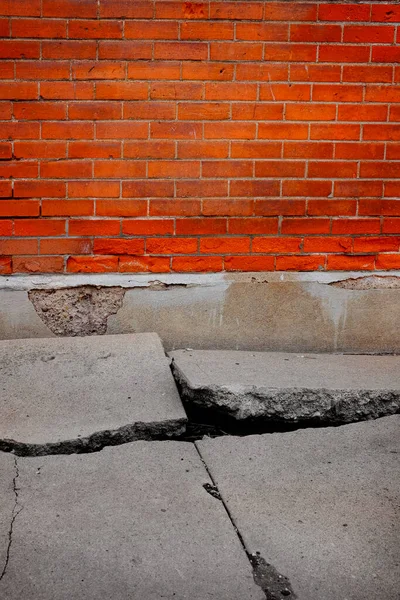 壊れた歩道コンクリート亀裂危険な亀裂 — ストック写真