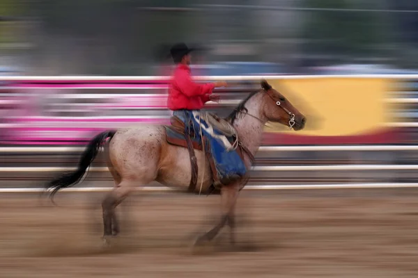 Cowboy Ridning Häst Snabb Suddig Hastighet Rodeo Arena — Stockfoto