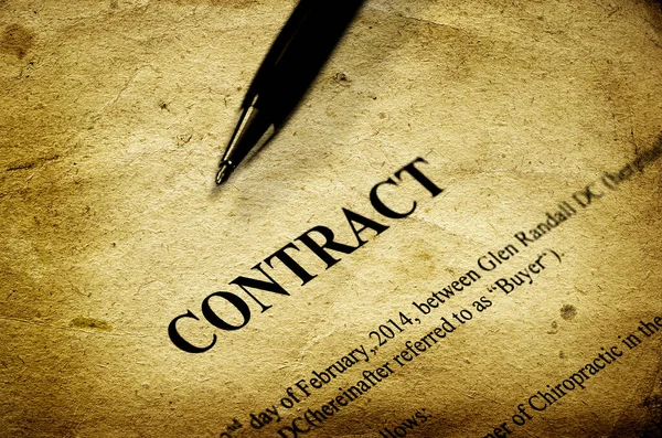Pisemny Kontrakt Papierze Czarnym Piórem Umowy Biznesowej — Zdjęcie stockowe