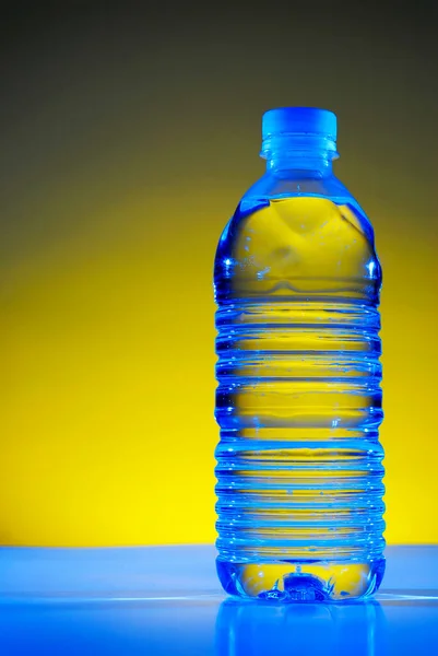 Botella Agua Con Una Bebida Refrescante Fresca —  Fotos de Stock