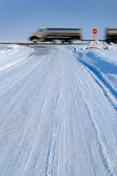 Stopp Skylt Vid Korsningen Vinter Snöig Väg — Stockfoto