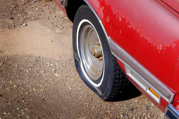 Rueda Goma Desinflada Vehículo Coche Rojo Neumático Plano —  Fotos de Stock