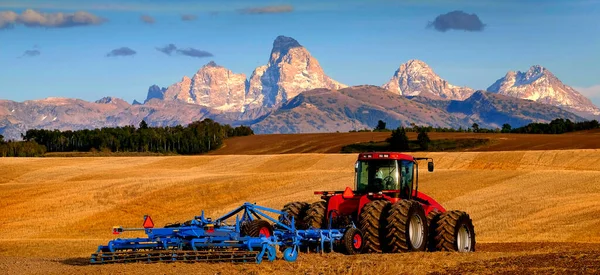 Wyposażenie Ciągnika Uprawy Uprawne Jesienią Jesienią Teton Mountains Tle Księżycem — Zdjęcie stockowe