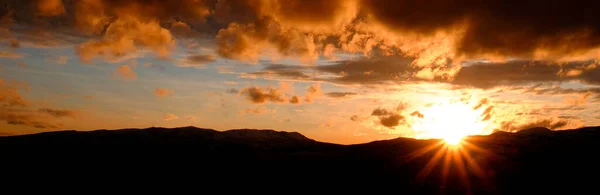 Puesta Sol Las Montañas Horizonte Nubes Sol Estrella Sol Brillante — Foto de Stock