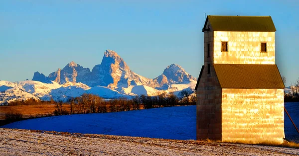 Old Abandoned Grainary Grainery Building Snow Tetons Teton Mountains Background — Stock Photo, Image