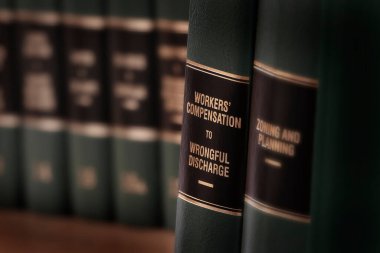 İşçilerin tazminatları iş yerinde yaralanan ve yardım isteyen hukuk kitaplarına gidiyor