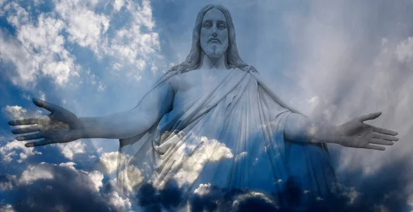 耶稣站在蓝天的白云和灰云中 闪烁着光芒 — 图库照片