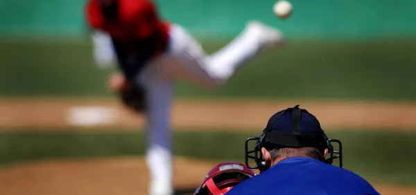 Jugador Béisbol Con Uniforme Lanzando Béisbol — Foto de Stock