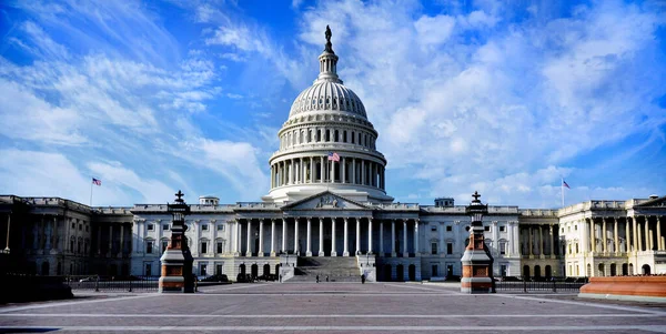 美国国会大厦供国会使用 美国国旗在风中飘扬 柱子在背景上飘扬 — 图库照片