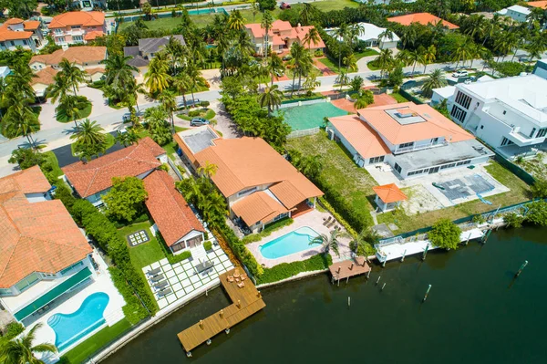 水でウォーター フロントのマイアミビーチの空中ドローン イメージの家します — ストック写真
