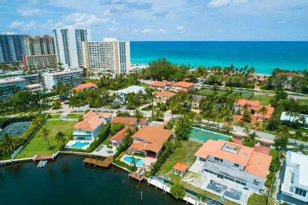 Аэросъемка Роскошных Домов Майами Воде — стоковое фото