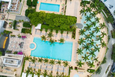 Palmiye ağaçları ve koltuklar ile hava havuz güvertesi