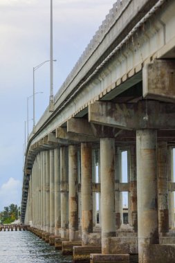 Su üzerinde beton köprü görüntü
