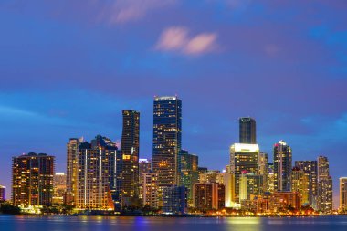 Alacakaranlık şaşırtıcı şehir ışıkları ile uzun pozlama görüntü bir Miami Brickell