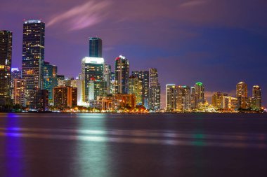 Waterfront kıyı Brickell Miami ışıklı gece şehir