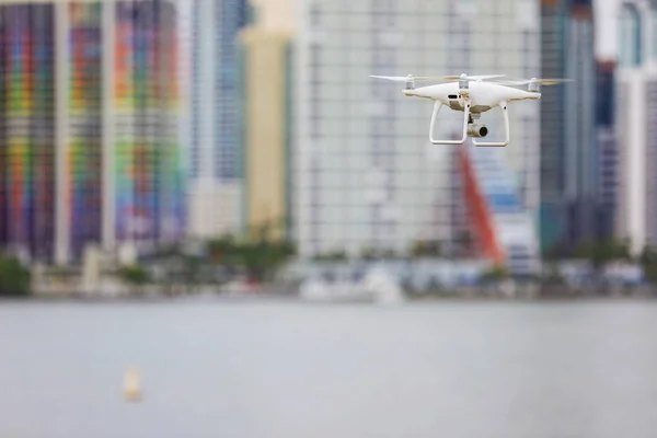 Görüntü Bulanık Arka Plan Hayalet Pro Ile Uçan Bir Dronun — Stok fotoğraf