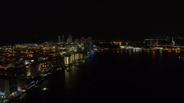 Vista Aérea Lateral Volando Sobre Miami Por Noche — Vídeos de Stock