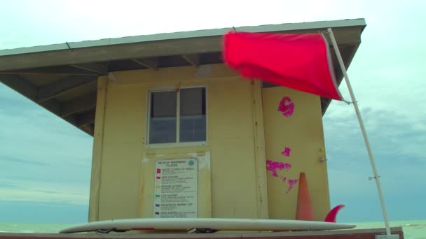 Strandrote Warnflagge Strand Während Eines Sturms Rettungsschwimmturm — Stockvideo