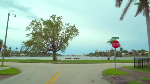 Οδηγώντας Μέσα Από Μια Γειτονιά Αποκαλύπτουν Μια Λίμνη — Αρχείο Βίντεο