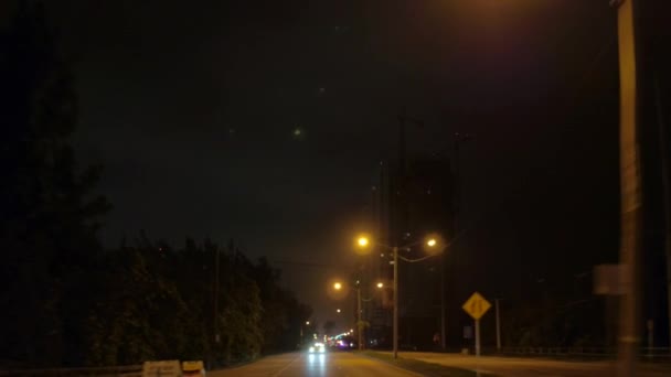 Visão Traseira Dirigindo Uma Estrada Noite — Vídeo de Stock