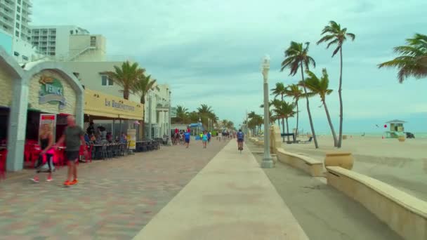 旅行先のハリウッド ビーチ フロリダ州の自転車レーンとボードウォーク — ストック動画