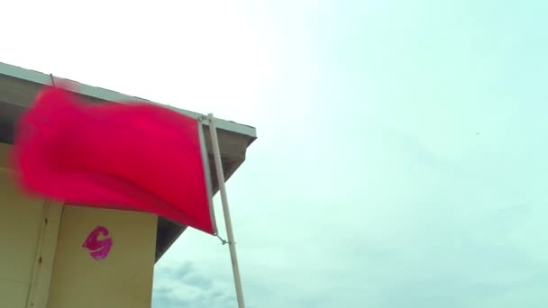 Rote Warnflagge Strand Bei Sturm — Stockvideo