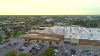 Miami, Fl, Amerika Birleşik Devletleri - 20 Haziran 2018: Hava dron görüntüleri Miami Florida şehir Walmart supercenter 4k 24p